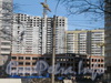 Ул. Маршала Казакова, дом 50 корпус 1 (слева) и корпус 1 литер А (справа) на фоне строящегося здания без адреса. Фото март 2012 г.