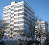 Ул. Козлова, дом 21, корпус 1 (в центре) и 19, корпус 1 (справа на заднем плане). Общий вид с ул. Козлова. Фото март 2012 г.