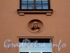 Ул. Грота, д. 5 / ул. Профессора Попова, д. 41. Скульптурная головка, украшающая фасад. Фото сентябрь 2010 г.