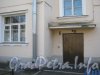 Авиагородок. Ул. Пилотов, дом 28 корпус 3. Парадная дома и окно первого этажа. Фото апрель 2012 г.