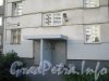 Ул. Маршала Захарова, дом 39. Табличка с номером дома, парадная и окна первого этажа. Фото 30 августа 2012 г.