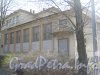 Ул. Примакова, дом 10. Общий вид с ул. Примакова на правую часть фасада здания. Фото 3 мая 2012 г.