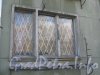 Ул. Примакова, дом 16. Окно первого этажа. Фото 3 мая 2012 г.