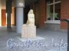 Ул. Танкиста Хрустицкого, дом 9. Декоративная скульптура «Русалка» со стороны фасада здания. Фото 23 мая 2012 г.