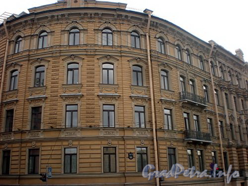 Ул. Ломоносова, д. 7 / наб. реки Фонтанки, д. 68. Угловая часть фасада здания. Фото март 2010 г.