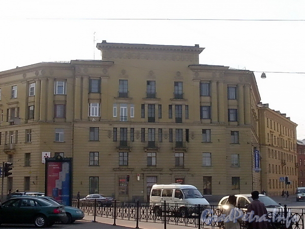 Тульская ул., д. 11 / Новгородская ул., д. 28. Фасад, выходящий на предмостовую площадь. Фото апрель 2004 г.