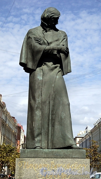 Памятник Н. В. Гоголю на Малой Конюшенной улице. Фото август 2011 г.