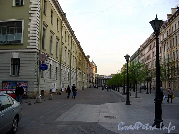 Перспектива Малой Конюшенной улицы от Чебоксарского переулка в сторону Невского проспекта. Фото 2004 г.