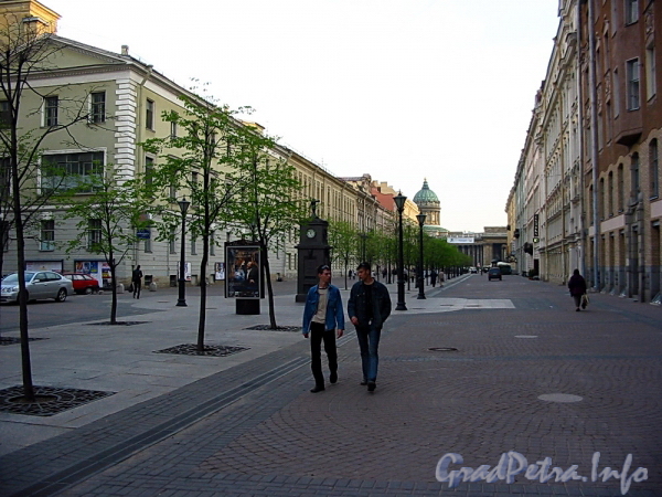 Перспектива Малой Конюшенной улицы от Чебоксарского переулка в сторону Невского проспекта. Фото 2004 г.