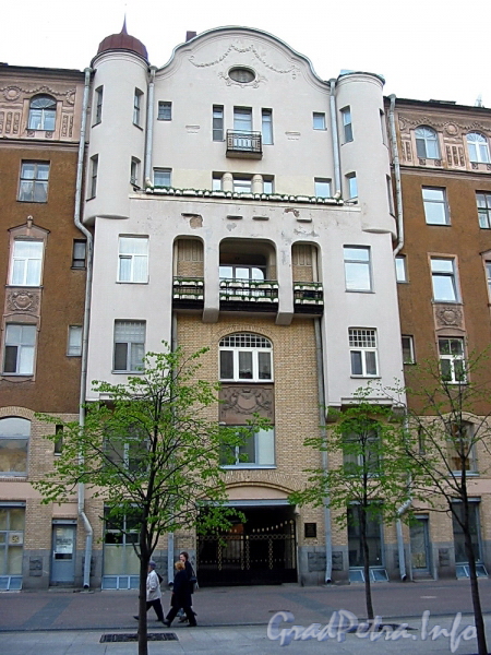 Мал. Конюшенная ул., д. 3. Средняя часть фасада здания. Фото 2004 г.