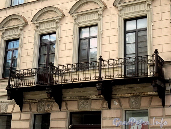 Мал. Конюшенная ул., д. 5 (левая часть). Балкон. Фото июнь 2010 г.