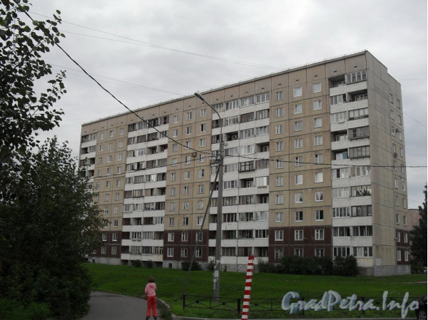 Ул. Лени Голикова, д. 98 корп. 1. Общий вид жилого дома. Фото 2011 г.