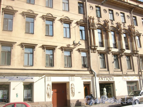 Бол. Пушкарская ул., д. 3. Фрагмент фасада здания. Фото 2011 г.