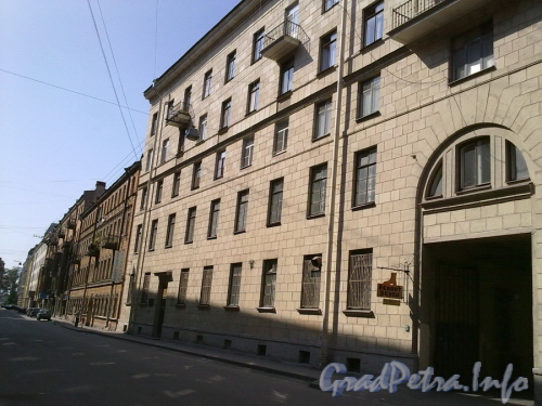 Блохина ул., д. 8. Фрагмент фасада здания по улице Яблочкова. Фото 2011 г.