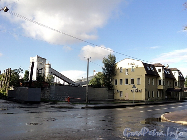 Территория участка дома № 10 по улице Ивана Черных. Фото сентябрь 2011 г.