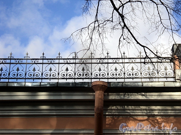 Ул. Ивана Черных, д. 23. Фрагмент декоративной решетки на крыше здания. Фото сентябрь 2011 г.