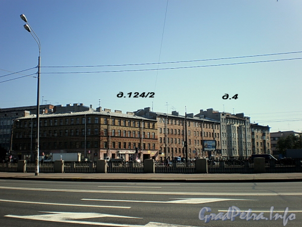 Дома 2/124, 4 и 6 по улице Шкапина. Вид от Обводного канала. Фото июль 2009 г.