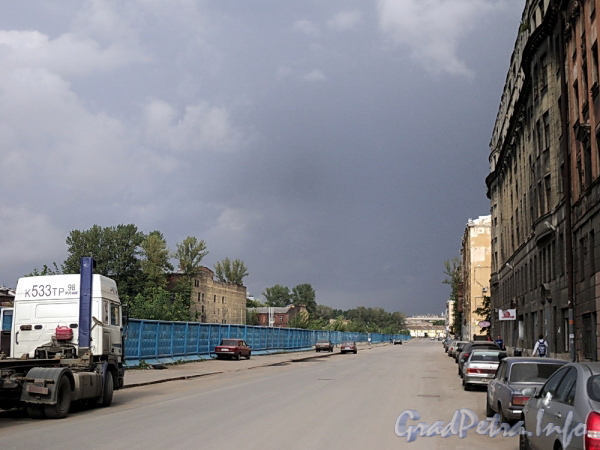 Перспектива нечетной стороны улицы Шкапина после сноса аварийных домов. Вид в сторону Обводного канала. Фото сентябрь 2011 г.