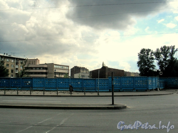 Перспектива нечетной стороны улицы Шкапина после сноса аварийных домов. Вид от Обводного канала. Фото сентябрь 2011 г.