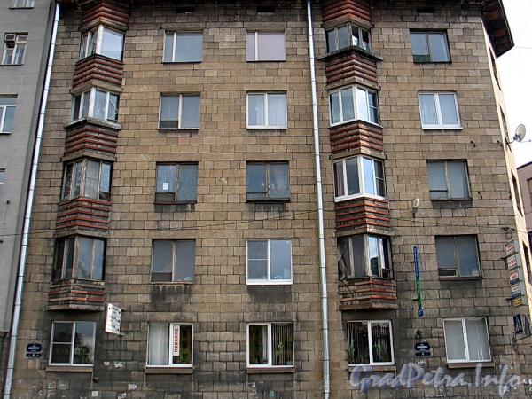 Ул. Шкапина, д. 6. Фрагмент фасада по улице Шкапина. Фото сентябрь 2011 г.