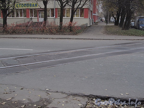 Железнодорожный переезд на перекрестке Чугунной и Менделеевской улиц. Фото октябрь 2011 г.