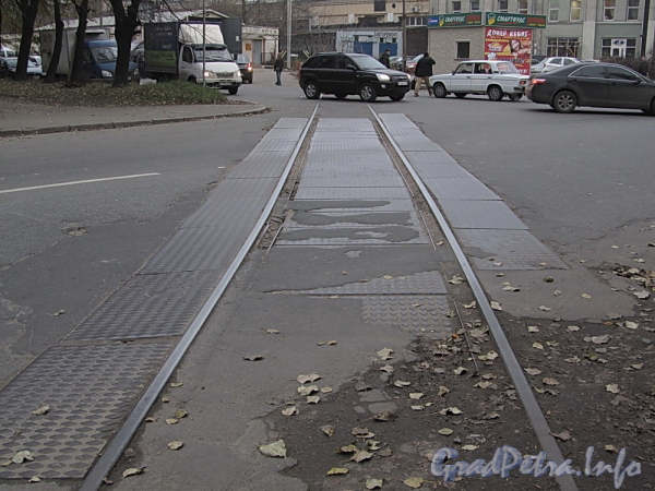 Железнодорожный переезд на перекрестке Чугунной и Менделеевской улиц. Фото октябрь 2011 г.