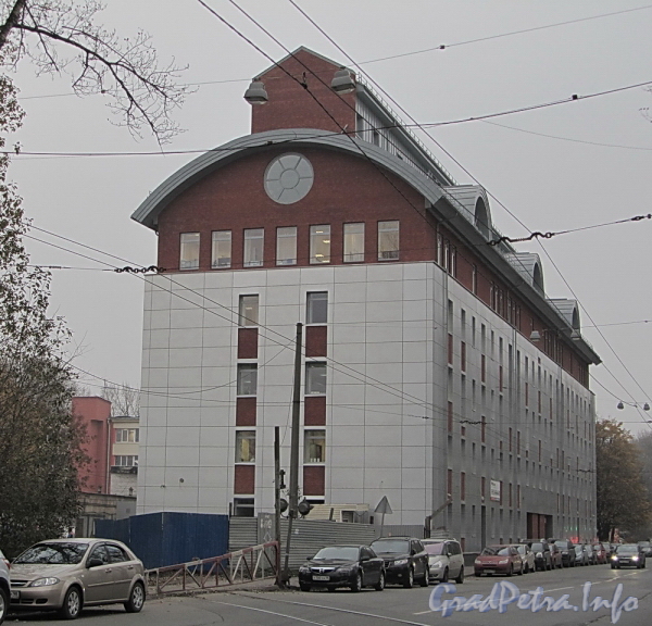 Чугунная ул. д. 4, лит А. Здание БЦ «Профиль». Вид со стороны Литовской улицы. Фото октябрь 2011 г.