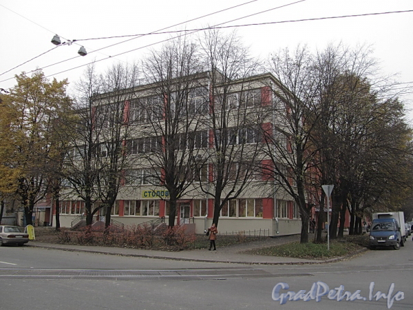 Менделеевская ул., д. 2. Фасад со стороны Чугунной улицы. Фото октябрь 2011 г.