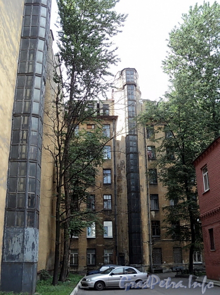 Ул. Шкапина, д. 36-40. Вид со двора. Фото сентябрь 2011 г.