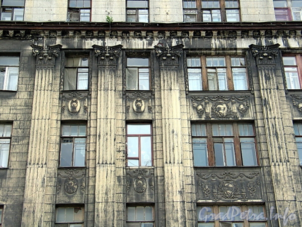 Ул. Шкапина, д. 36-40. Фрагмент фасада. Фото сентябрь 2011 г.
