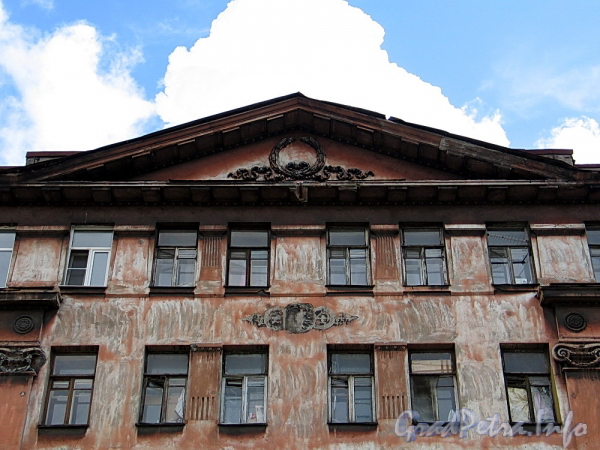 Ул. Шкапина, д. 42. Лицевой корпус. Фрагмент фасада. Фото сентябрь 2011 г.