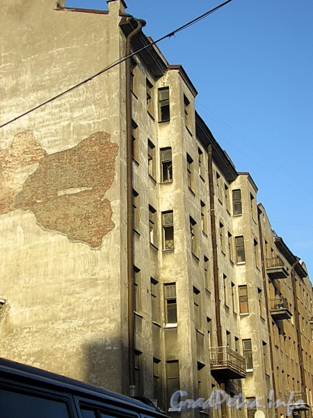 Ул. Шкапина, д. 11. Фрагмент фасада. Фото январь 2006 г.