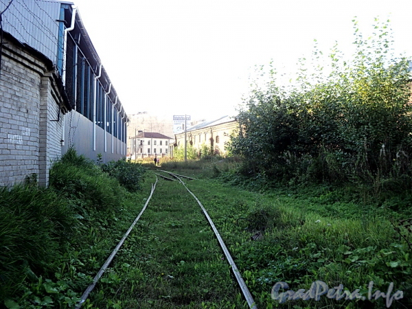 Подъездные железнодорожные пути между домами 46-48 и 50 по улице Шкапина. Фото сентябрь 2011 г.