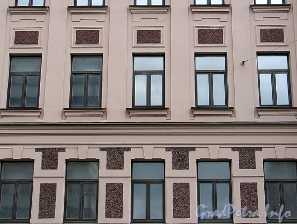 Ул. Розенштейна, д. 32. Фрагмент фасада. Фото сентябрь 2011 г.