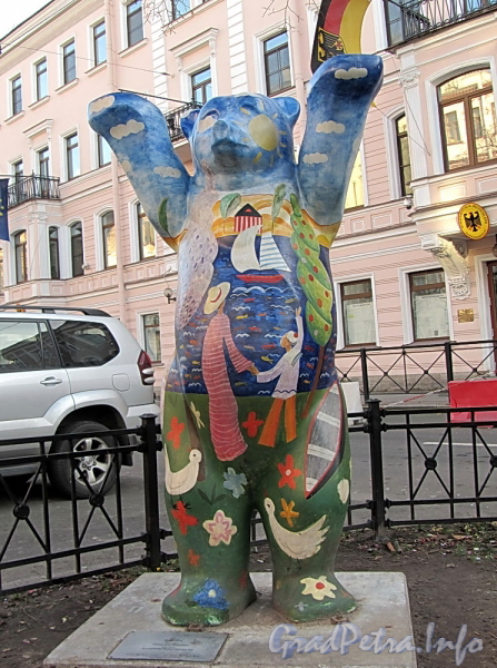 Арт-объект «Мишка Бадди» на бульваре Фурштатской улицы, перед зданием Генерального консульства Германии. Фото октябрь 2011 г.