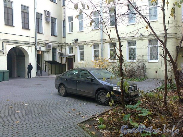 Фурштатская ул., д. 17. Во дворе  дома. Фото ноябрь 2011 г.