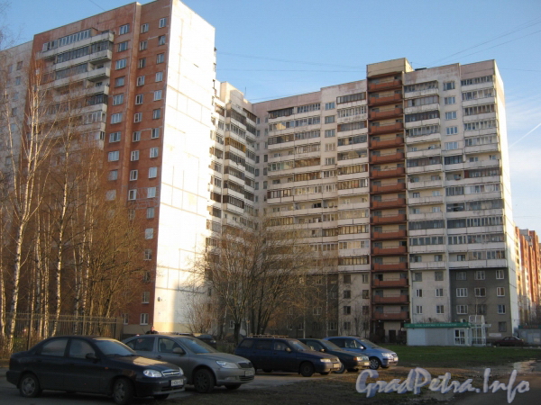 Ул. Маршала Захарова, д. 56. Фрагмент фасада жилого дома. Фото 2011 г.