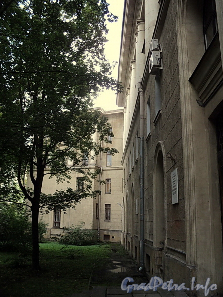 Инструментальная ул., д. 2. Корпус СПбГЭТУ («ЛЭТИ»). Вид вдоль главного фасада. Фото сентябрь 2011 г.