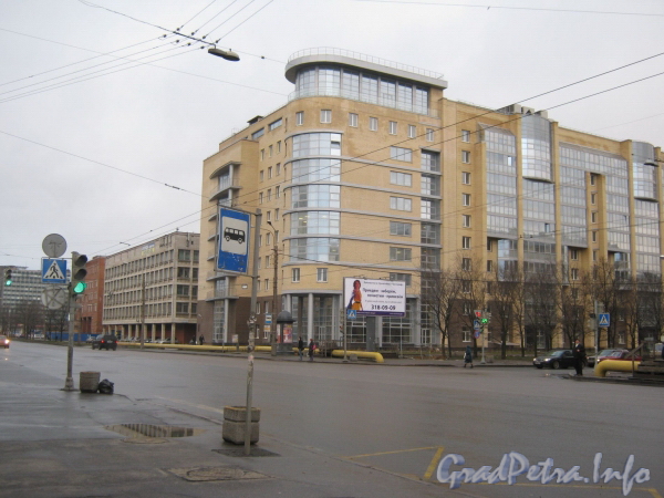 Новый дом на углу Варшавской ул. и Благодатной ул. Фото январь 2012 год.