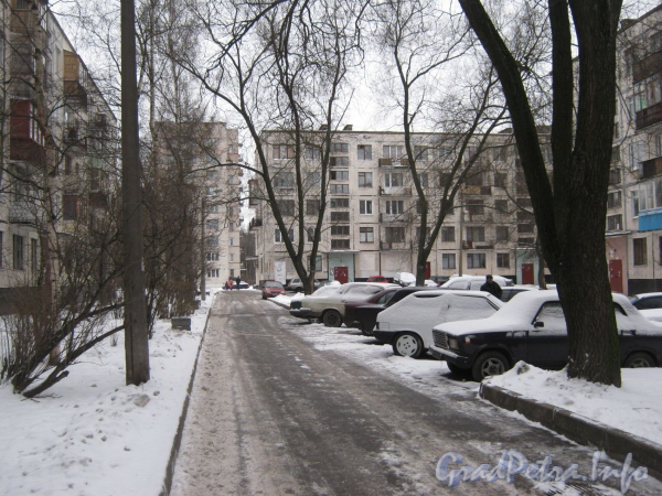 Вид проезда между домами 9 (слева) и 7 (справа) по Авангардной ул. Впереди - дом 11. Фото январь 2012 г.