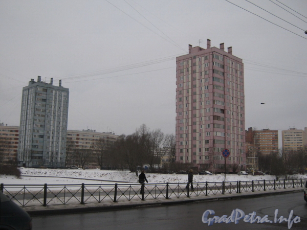 Ул. Пионерстроя, дом 15, корп. 1 (справа) и корп. 2 (слева). Общий вид жилых домов. Фото январь 2012 г.