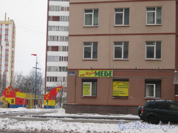 Ул. Пионерстроя, дом 21. Фрагмент фасада. Фото январь 2012 г.