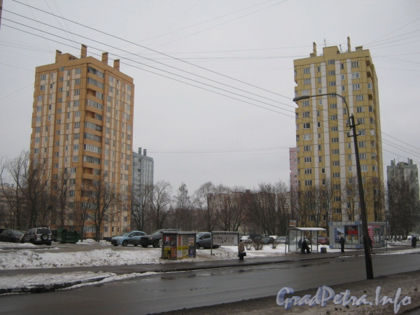 Ул. Пионерстроя, дом 17, корп. 1 (справа) и корп. 2 (слева). Общий вид жилых домов. Фото январь 2012 г.