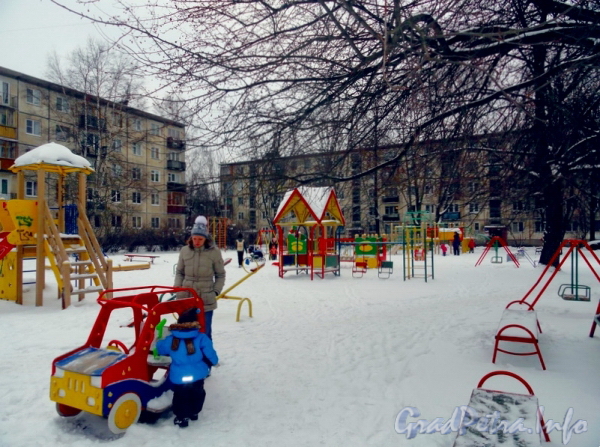 Антоновская ул., д. 4. Детская площадка во дворе дома. Фото январь 2012 г.