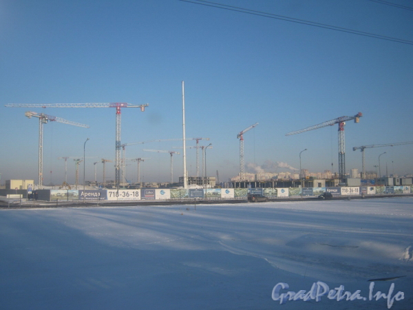 Строительная площадка на углу ул. Адмирала Трибуца и Петергофского шоссе (слева от Балтийскойжемчужины). Фото январь 2012 г.