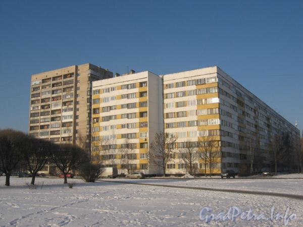 Ул. Летчика Пилютова, дом 21 (слева) и дом 23 (справа). Общий вид жилых домов. Фото январь 2012 г.