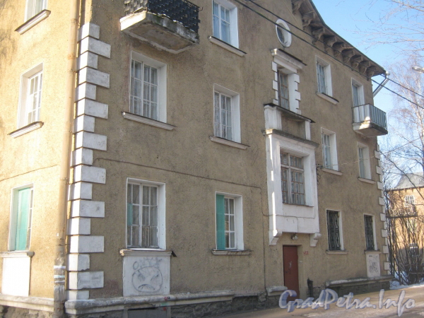 2-я Комсомольская ул., дом 24, корп. 2. Фасад дома со стороны дома 26, корп. 2 по 2-й Комсомольской улице. Фото январь 2012 г.