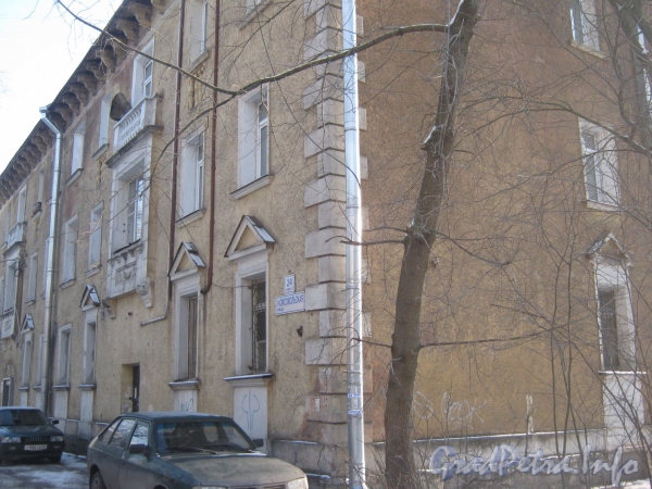 2-я Комсомольская ул., дом 24, корп. 2. Фасад дома со стороны дома 24, корп. 3 по 2-й Комсомольской улице. Фото январь 2012 г.