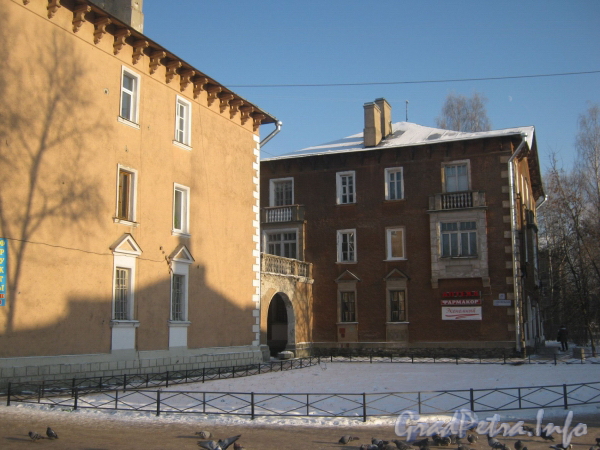 2-я Комсомольская ул., дом 20, корп. 2 (справа) и фрагмент корп. 1 (слева). Фото январь 2012 г.