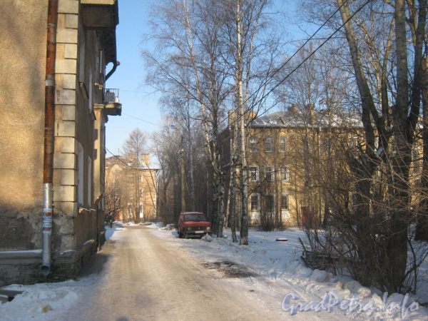 2-я Комсомольская ул., дом 24. Проезд между домом 24, корп. 2 (слева) и домом 24, корп. 3 (справа). Вдали дом 22, корп. 2. Фото январь 2012 г.